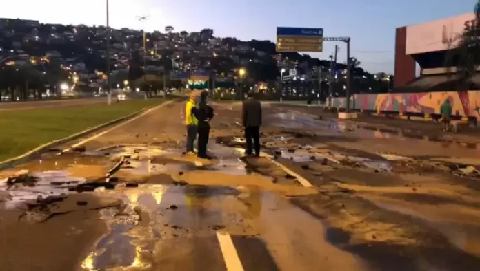 Adutora rompe e bloqueia trânsito entra a ponte e o túnel, em Florianópolis