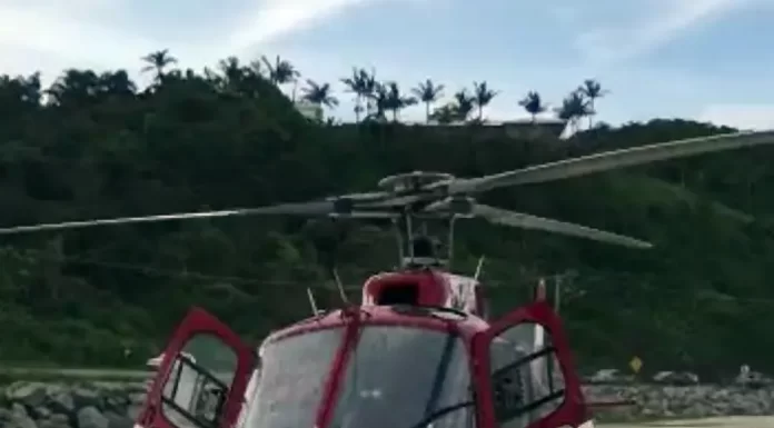Homem morre afogado na Praia da Armação- helícoptero arcanjo pousado na praia em florianópolis para atendimento às vítimas