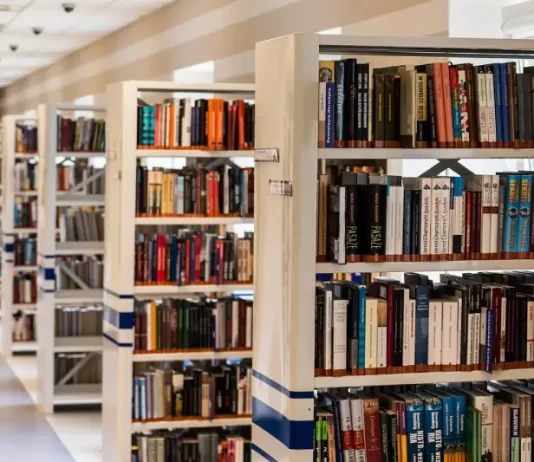 livros na estante em uma biblioteca