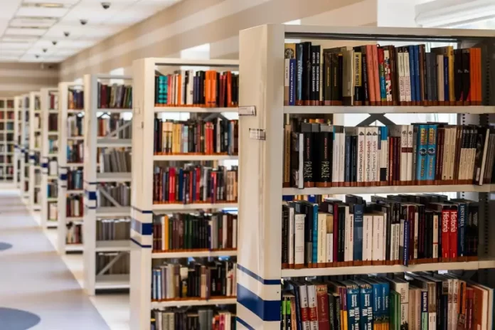 livros na estante em uma biblioteca