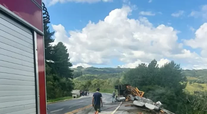 Carreta com transformadores tomba na BR-282 e pega fogo