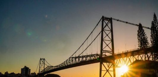 Iluminação da Ponte Hercílio Luz custará R$ 8,9 milhões ponte hercílio luz