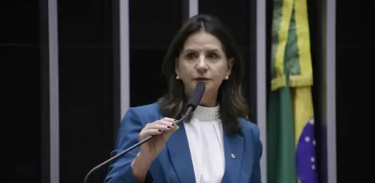 Deputados aprovam projeto que cria piso salarial da enfermagem