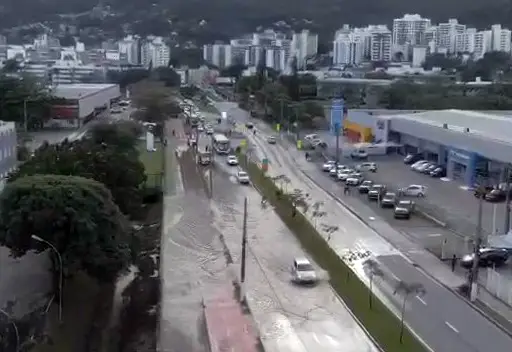 Adutora rompida na Av. Madre Benvenuta interrompe abastecimento no Itacorubi