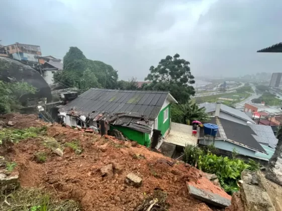 Deslizamento danifica duas casas em Florianópolis