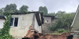 residências atingidas por deslizamento de terra no bairro josé mendes em florianópolis
