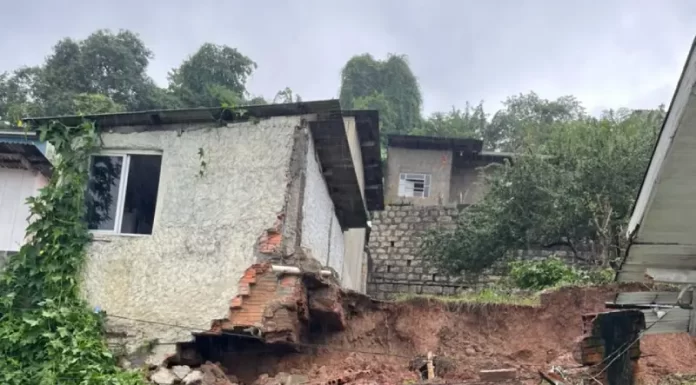 residências atingidas por deslizamento de terra no bairro josé mendes em florianópolis