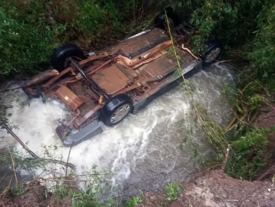 dois homens morreram em são joaquim em um carro dentro de um rio