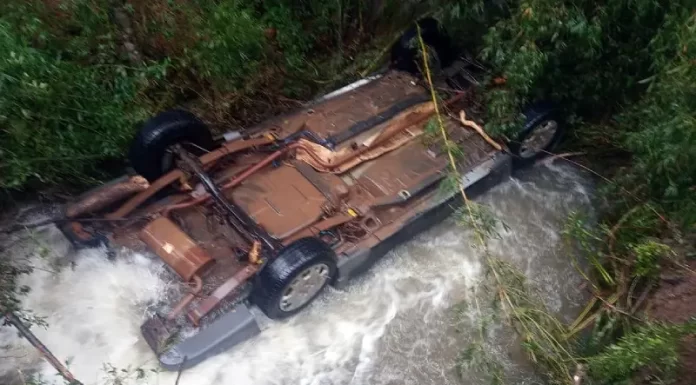 dois homens morreram em são joaquim em um carro dentro de um rio