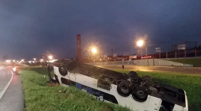 Ônibus capota na Via Expressa