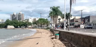 Praia do Meio, em Coqueiros, região continental de Florianópolis