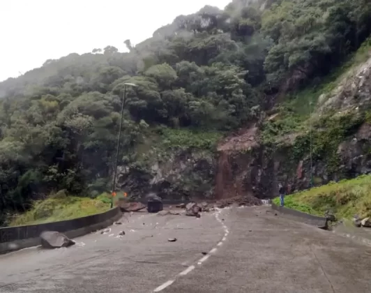 rochas rolaram sobre a pista da sc