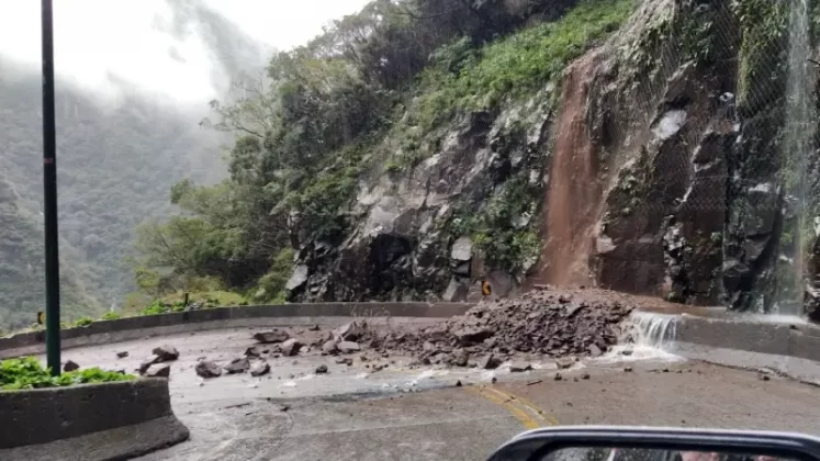 queda de barreira na serra do Rio do Rastro