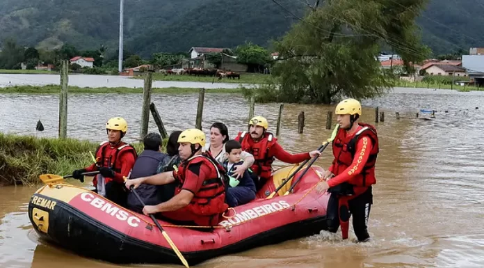 Passagem de ciclone em SC deixa 3 mortos, 445 desalojados e 178 desabrigados