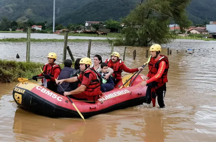 Passagem de ciclone em SC deixa 3 mortos, 445 desalojados e 178 desabrigados