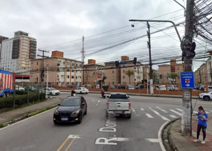 carros na esquina das ruas Gerôncio Thives e André Domingos Zanini