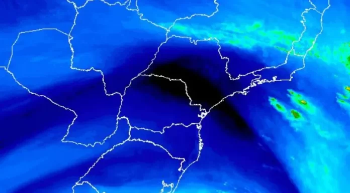 formação de tempestade yakecan com ciclone na costa de RS e SC