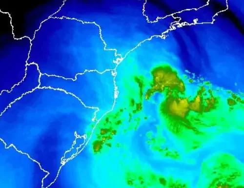 Tempestade Yakecan perde força e se afasta do litoral de SC