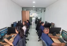 Pró-Cidadão de Florianópolis passa a oferecer atendimento por vídeo. Servidores do Pró-Cidadão de Florianópolis em atendimento a população
