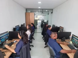 Pró-Cidadão de Florianópolis passa a oferecer atendimento por vídeo. Servidores do Pró-Cidadão de Florianópolis em atendimento a população