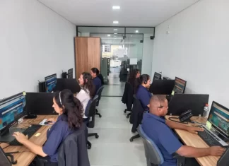 Pró-Cidadão de Florianópolis passa a oferecer atendimento por vídeo. Servidores do Pró-Cidadão de Florianópolis em atendimento a população