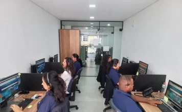 Servidores do Pró-Cidadão de Florianópolis em atendimento a população