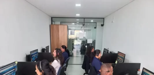 Servidores do Pró-Cidadão de Florianópolis em atendimento a população