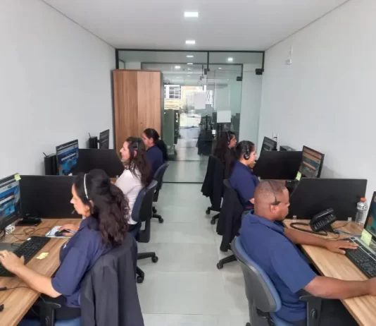 Pró-Cidadão de Florianópolis passa a oferecer atendimento por vídeo. Servidores do Pró-Cidadão de Florianópolis em atendimento a população