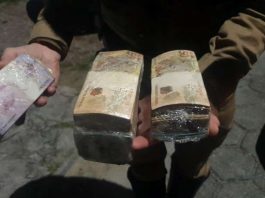 Dois bandidos tentam fugir da PM, arremessam dinheiro pela janela do carro e acabam presos
