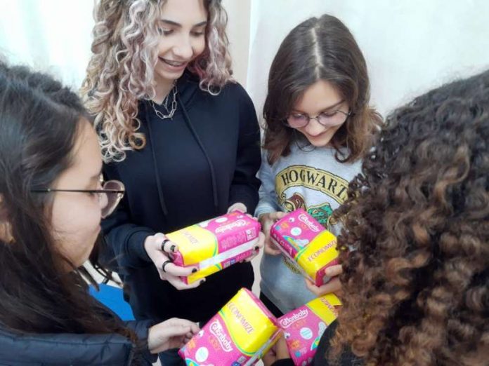 Florianópolis tem programa de distribuição de absorventes e palestras sobre menstruação na rede municipal