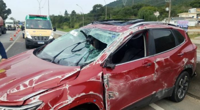 PM procura ladrões que capotaram carro na BR-101 e fugiram para Garopaba