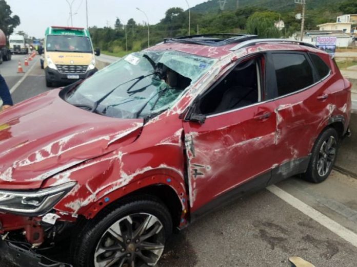 PM procura ladrões que capotaram carro na BR-101 e fugiram para Garopaba