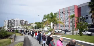 servidores de são josé estão em greve e deram um abraço simbólico na prefeitura