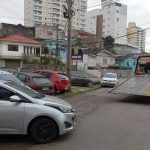 Começa nova etapa da remoção de veículos apreendidos em São José para liberar entorno da delegacia de Barreiros