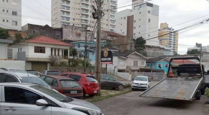 Começa nova etapa da remoção de veículos apreendidos em São José para liberar entorno da delegacia de Barreiros