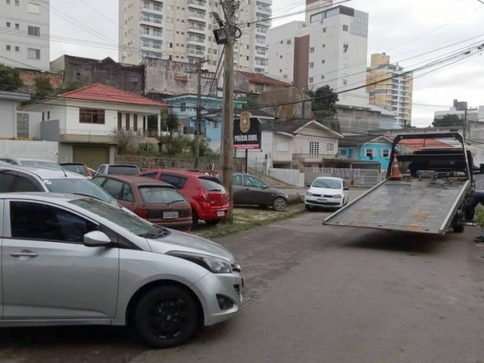 Começa nova etapa da remoção de veículos apreendidos em São José para liberar entorno da delegacia de Barreiros