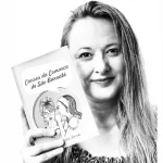 a escritora saíle bárbara barreto com o livro "causos da comarca de são barnabé"