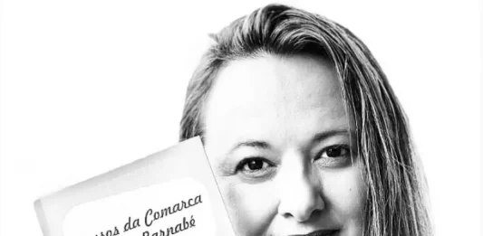 a escritora saíle bárbara barreto com o livro "causos da comarca de são barnabé"