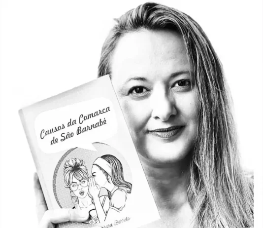 a escritora saíle bárbara barreto com o livro "causos da comarca de são barnabé"