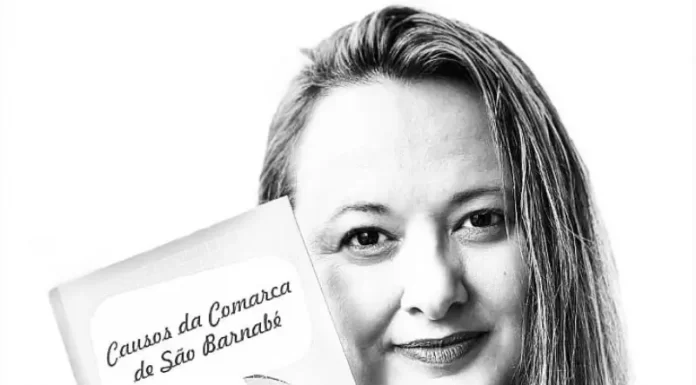 a escritora saíle bárbara barreto com o livro "causos da comarca de são barnabé"