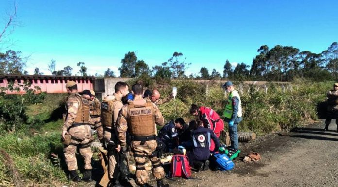 Quatro crianças são reanimadas após veículo do pai cair em um rio de Criciúma