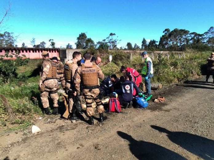 Quatro crianças são reanimadas após veículo do pai cair em um rio de Criciúma