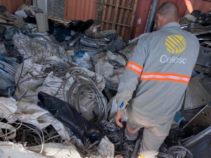 4 toneladas de fios apreendidas em palhoca Força-tarefa apreende 4 toneladas de fios em Palhoça