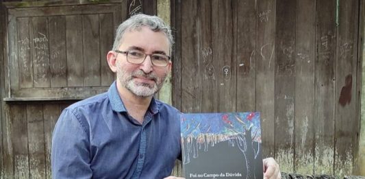 Dennis Radünz lança livro de fábula cabocla do meio-oeste de SC Livro infanto-juvenil Foi no Campo da Dúvida, de Dennis Radünz, reconta fábula em linguagem cabocla