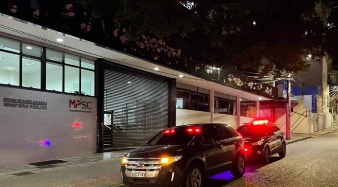 Força-tarefa “Balada Segura” fiscaliza casas noturnas e realiza interdição em Florianópolis