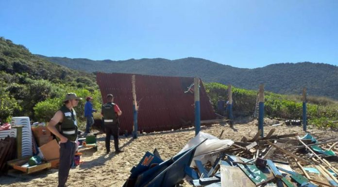 Estruturas construídas para operar somente até abril permaneciam na praia