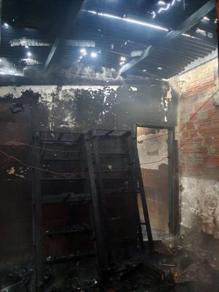 casa ficou incênciada após homem matar vizinho e colocar fogo em sua resdiência, no bairro Madri