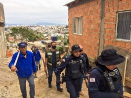 Casas desocupadas são demolidas na Vila Aparecida Prefeitura de Florianópolis realiza operação conjunta de combate a construções irregulares no Continente