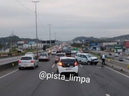 Acidente interrompe trânsito na BR-101 em Palhoça Acidente interrompe trânsito na BR-101 em Palhoça