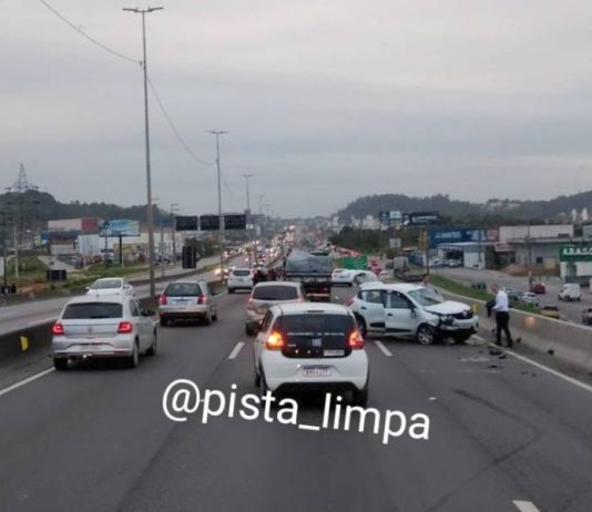 Acidente interrompe trânsito na BR-101 em Palhoça